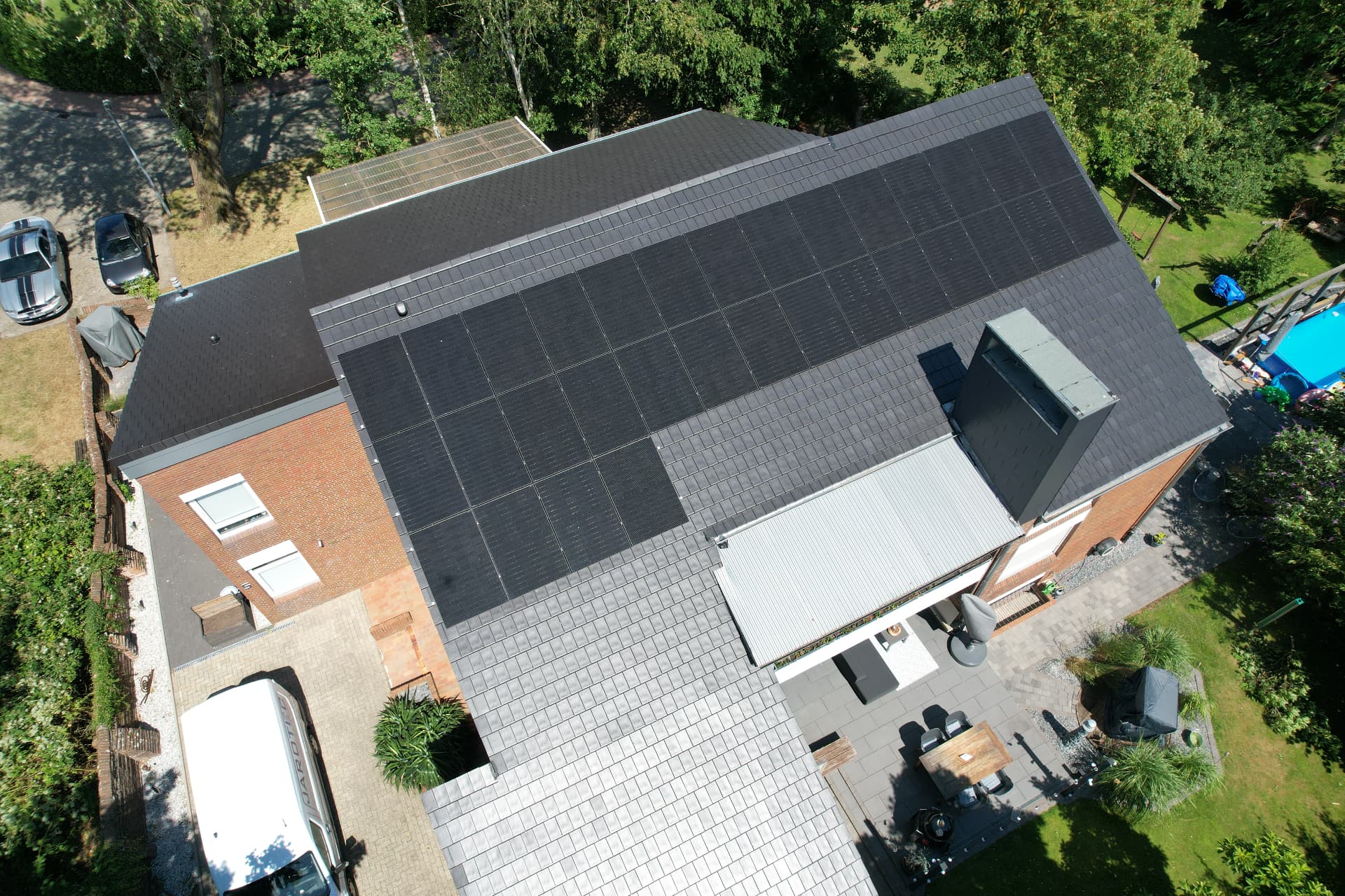 Großflächige Photovoltaik-Anlage auf einem Gebäudedach