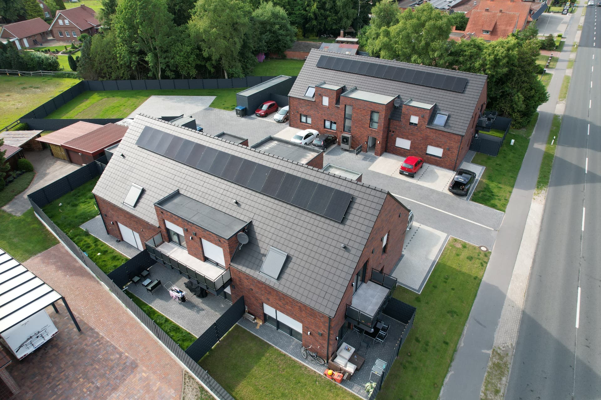 Photovoltaik-Anlagen auf zwei Mehrfamilienhäusern